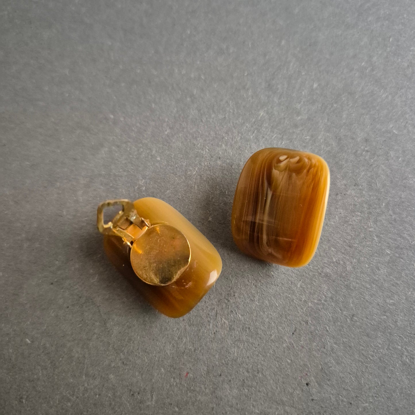 Braune Clipohrringe im Marmorlook – Vintage-Stil in Naturtönen