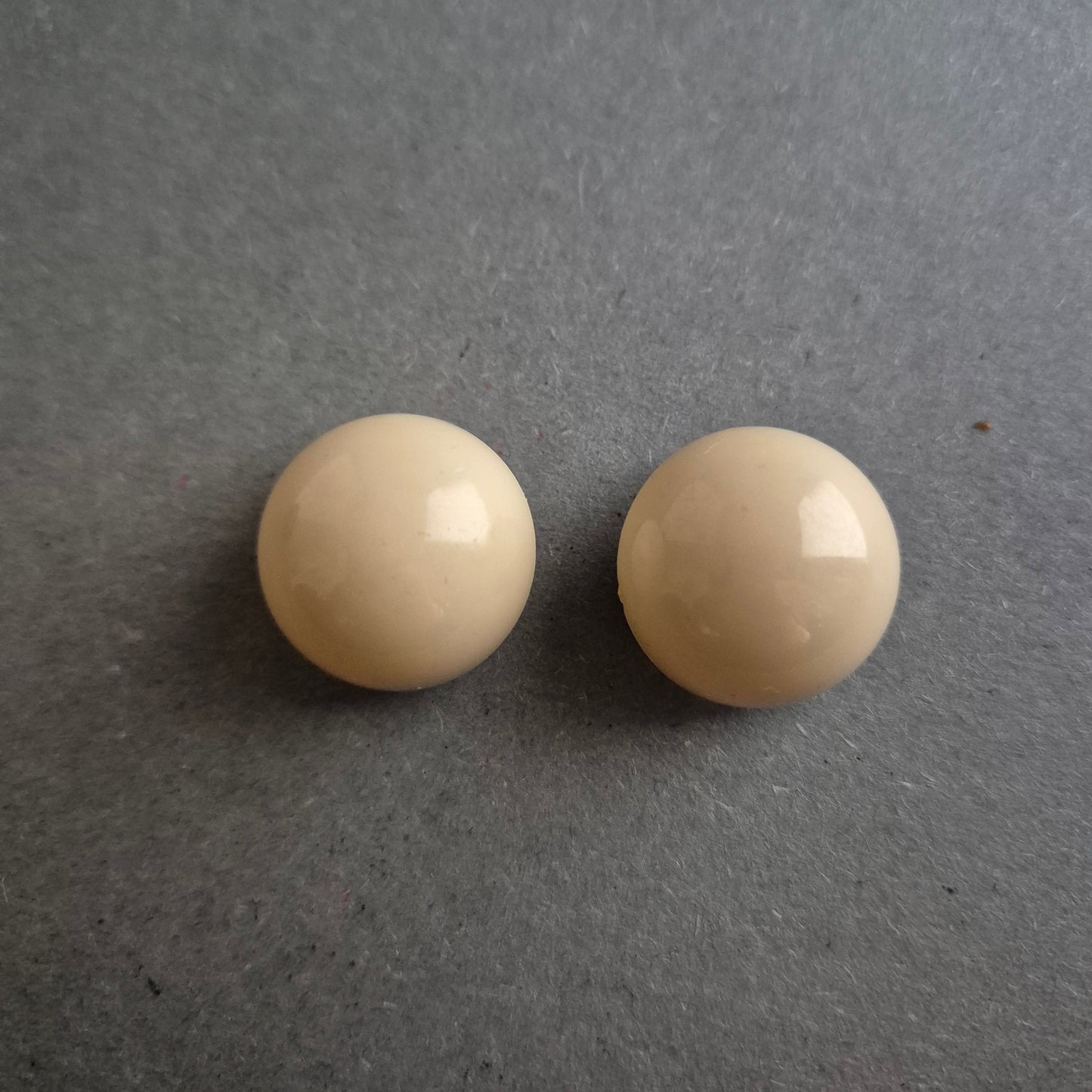 Beigefarbene Vintage-Clipohrringe – Schlichtes Design im Retro-Look
