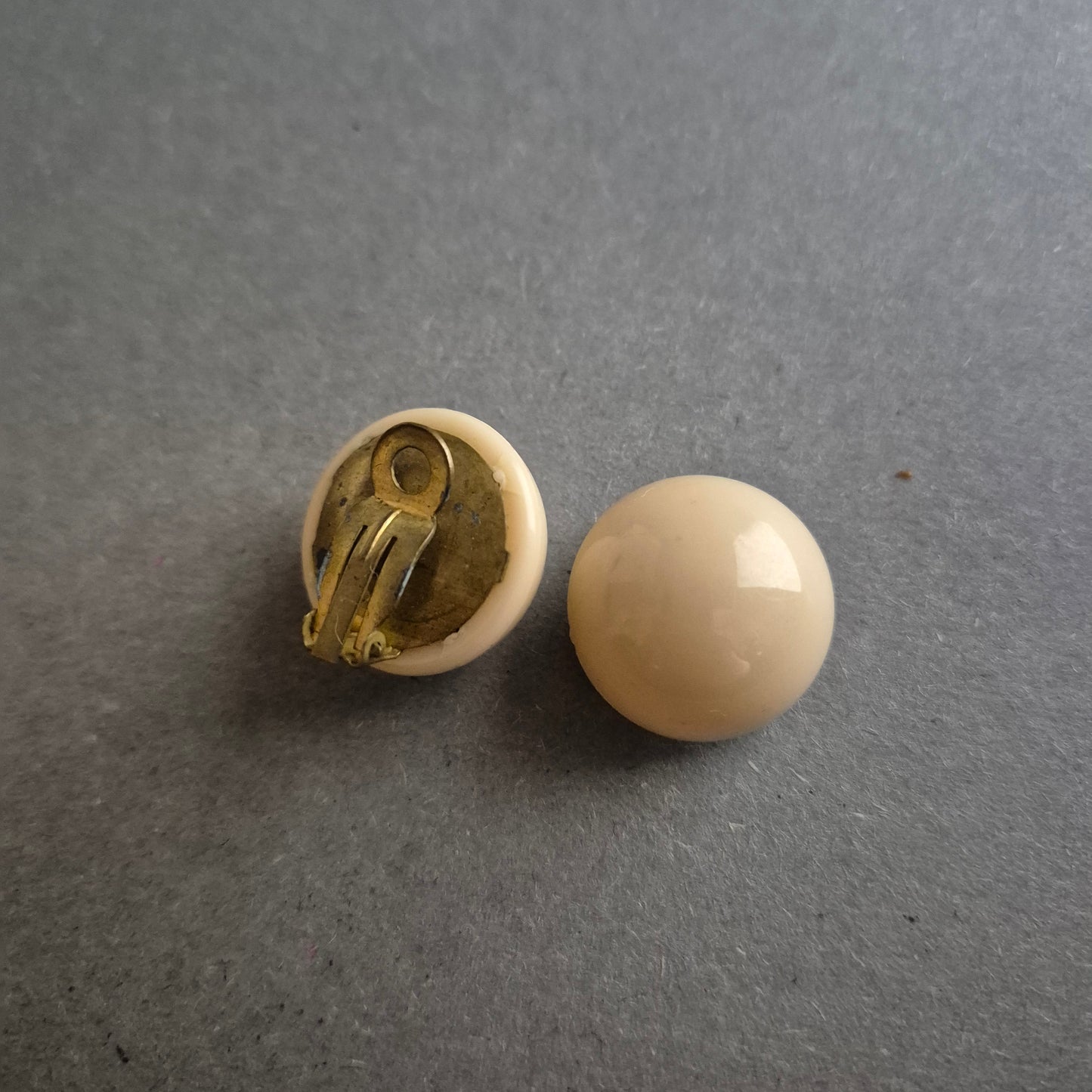 Beigefarbene Vintage-Clipohrringe – Schlichtes Design im Retro-Look