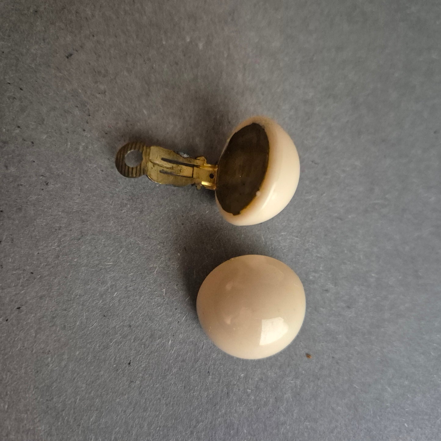 Beigefarbene Vintage-Clipohrringe – Schlichtes Design im Retro-Look