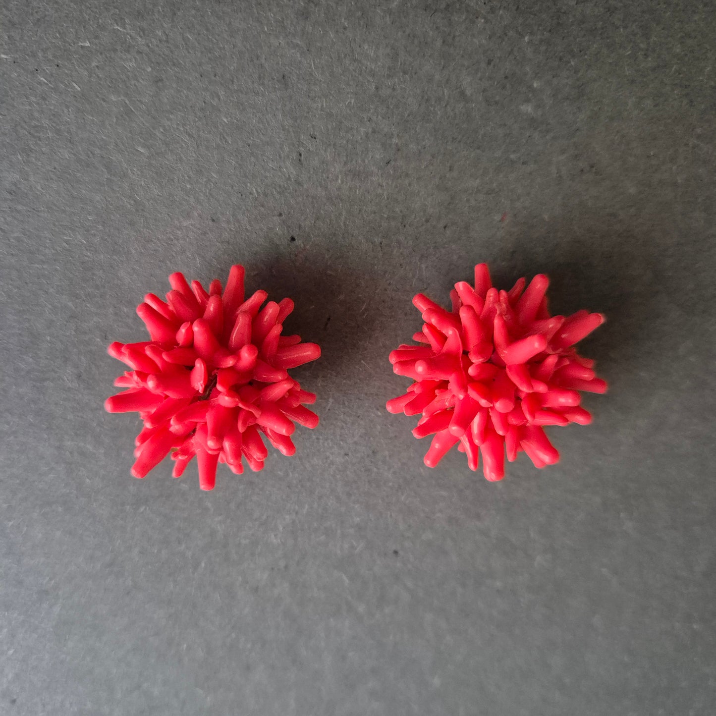 Auffällige Vintage-Clipohrringe in Korallenoptik – Knalliges 60s-Design