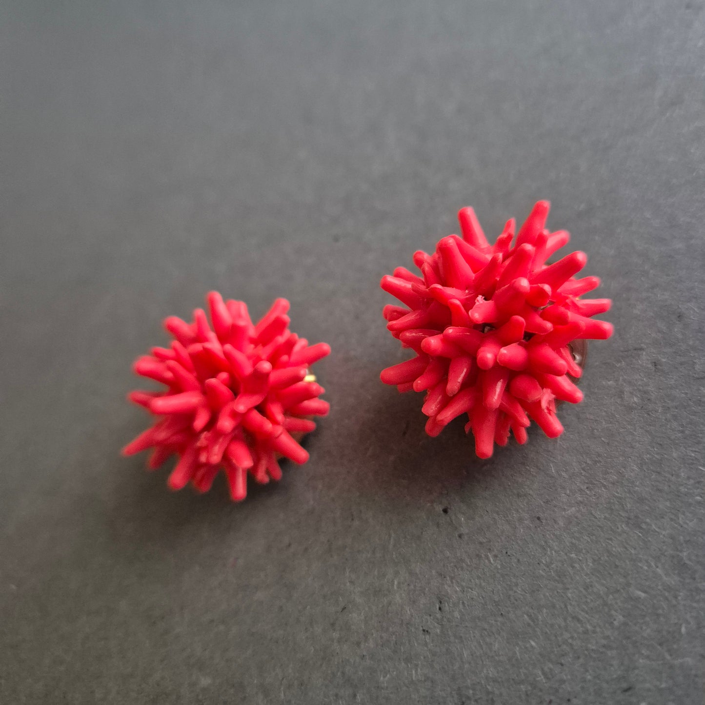 Auffällige Vintage-Clipohrringe in Korallenoptik – Knalliges 60s-Design