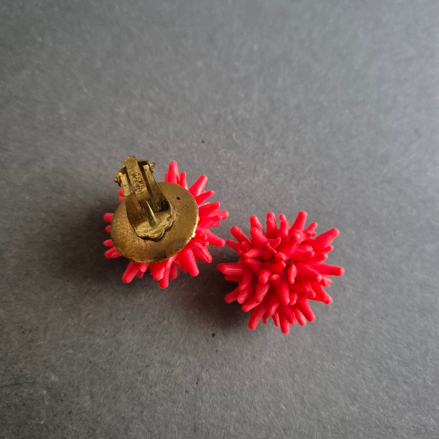 Auffällige Vintage-Clipohrringe in Korallenoptik – Knalliges 60s-Design