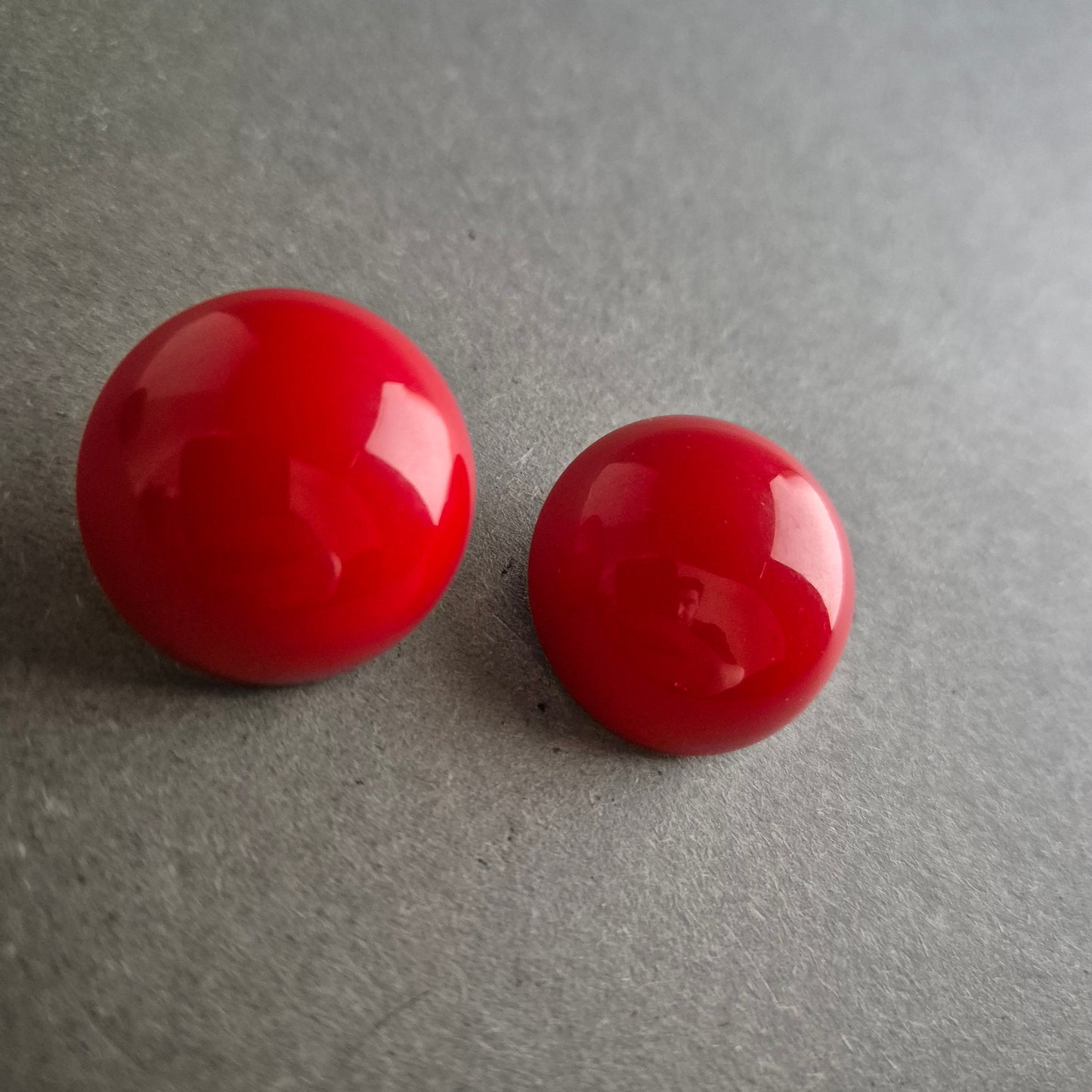 Knallrote Vintage-Clipohrringe – Runder Statement-Look der 80er