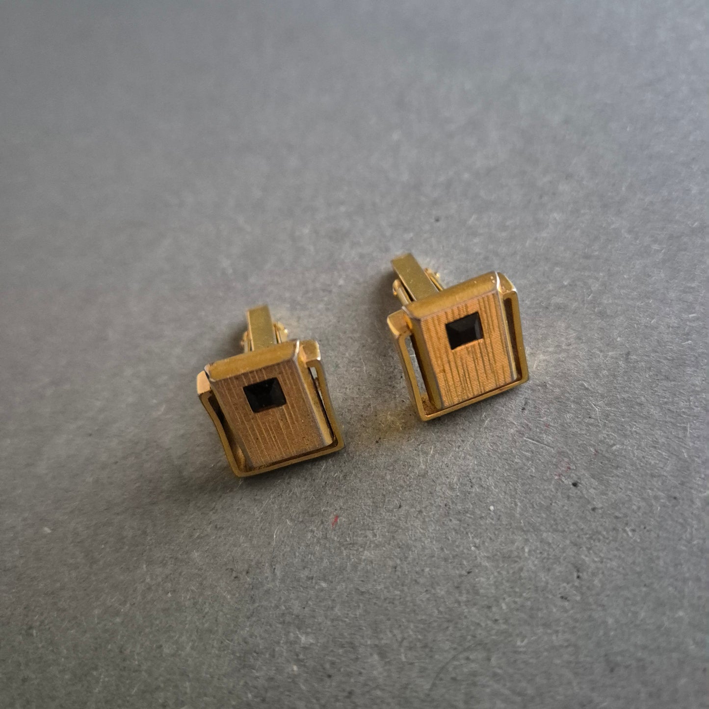 Vergoldete Vintage-Manschettenknöpfe – Elegantes Design mit Onyx-Detail