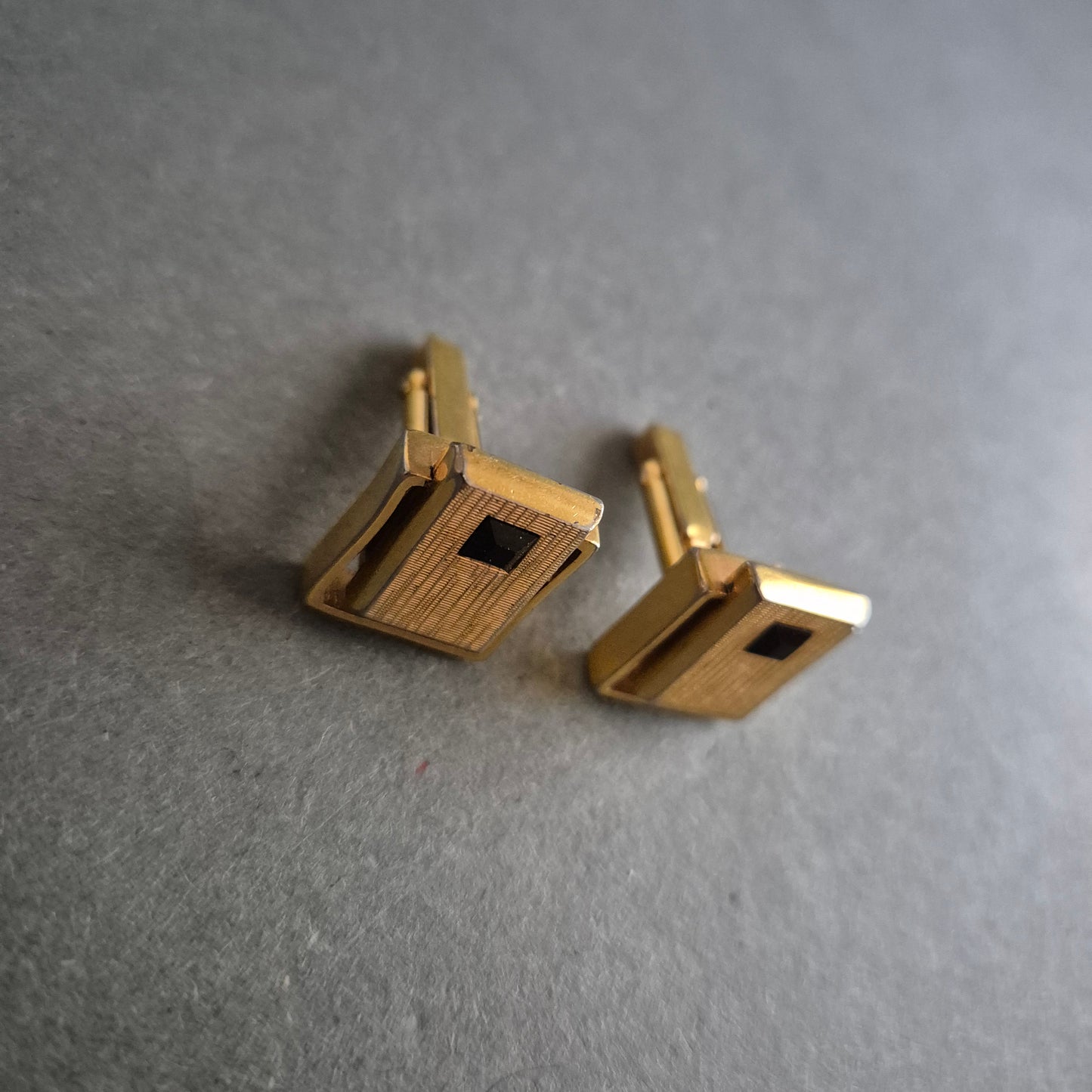 Vergoldete Vintage-Manschettenknöpfe – Elegantes Design mit Onyx-Detail