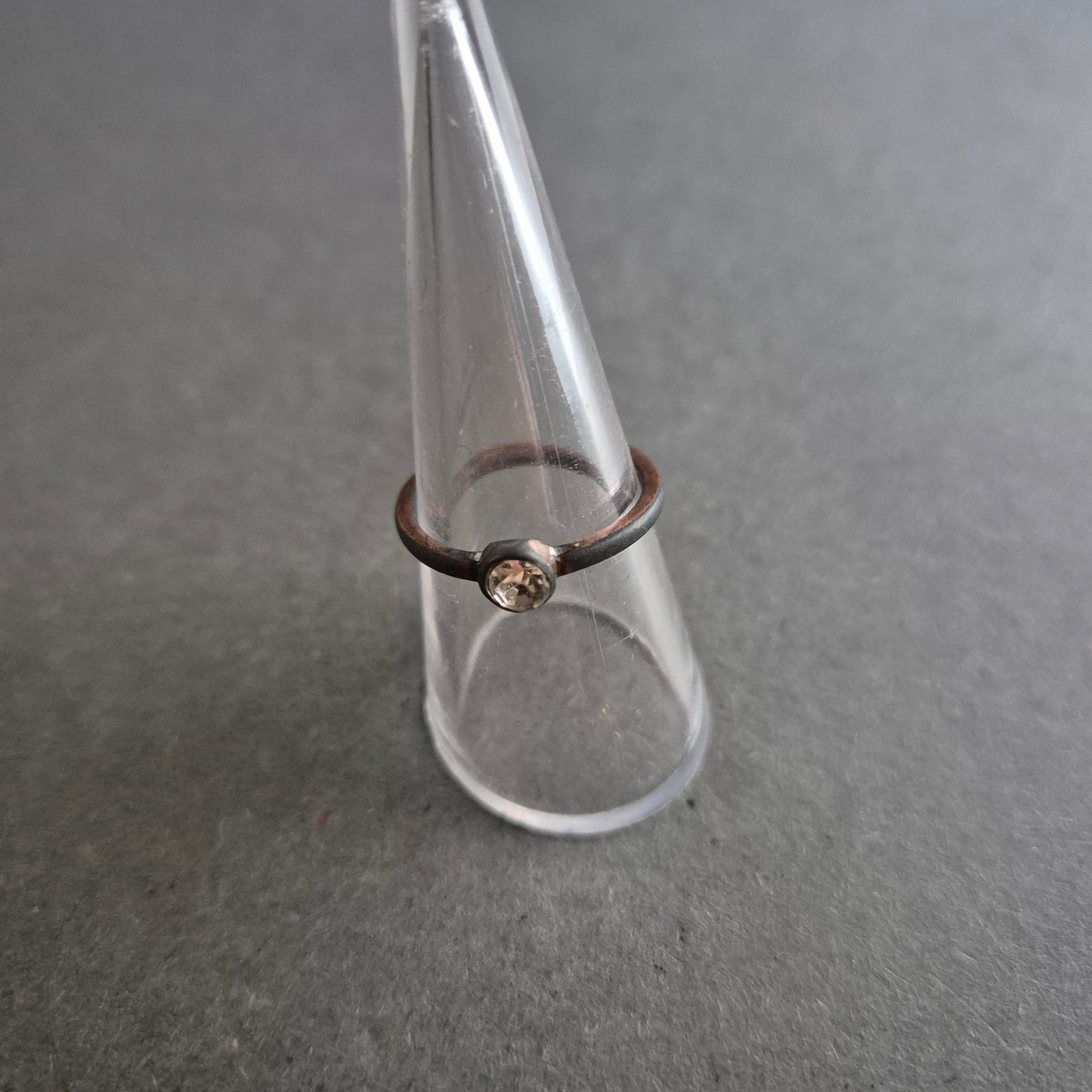Dunkler Minimal-Ring mit Steinbesatz – Schlicht & elegant