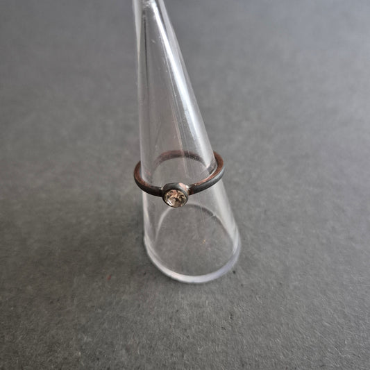 Dunkler Minimal-Ring mit Steinbesatz – Schlicht & elegant