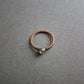 Dunkler Minimal-Ring mit Steinbesatz – Schlicht & elegant