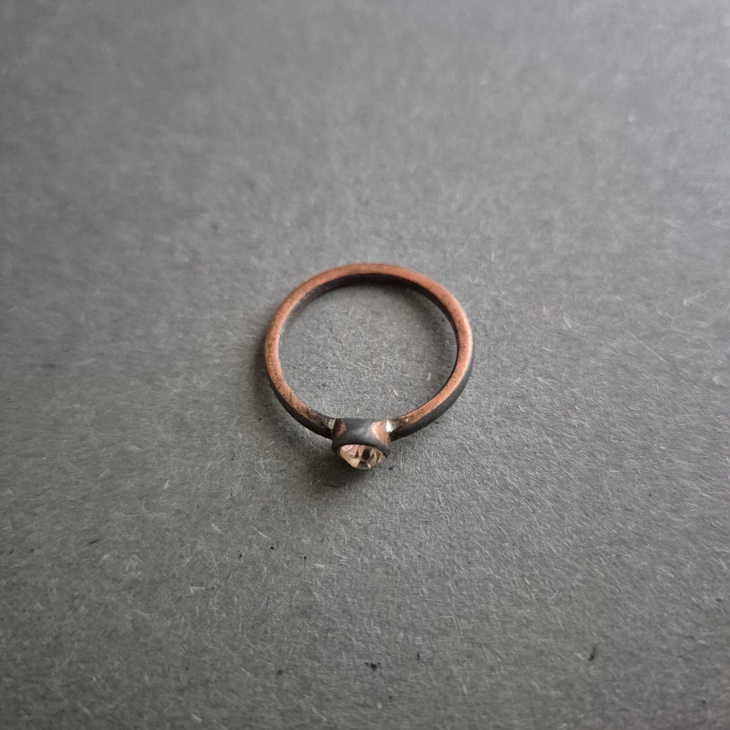Dunkler Minimal-Ring mit Steinbesatz – Schlicht & elegant