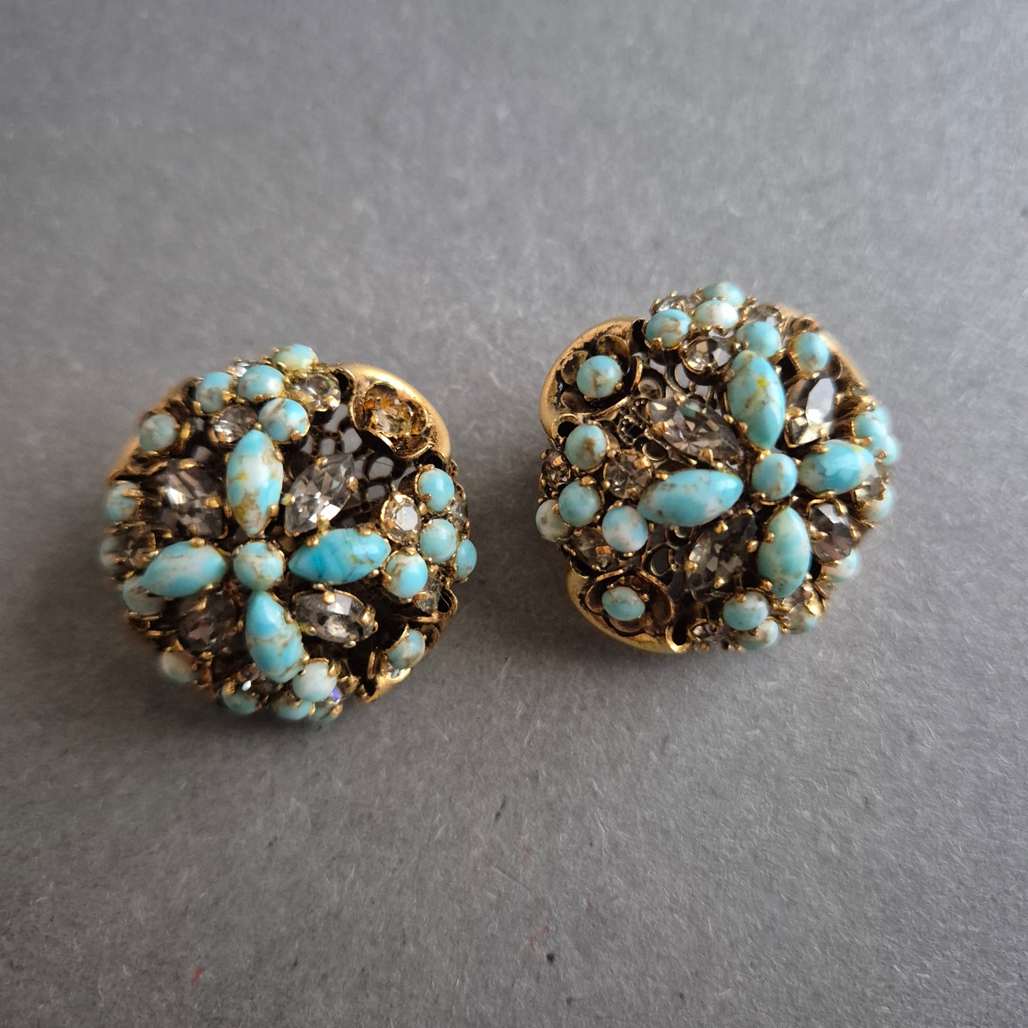 Florale Vintage-Clipohrringe mit Türkisglas – Opulenter Retro-Charme