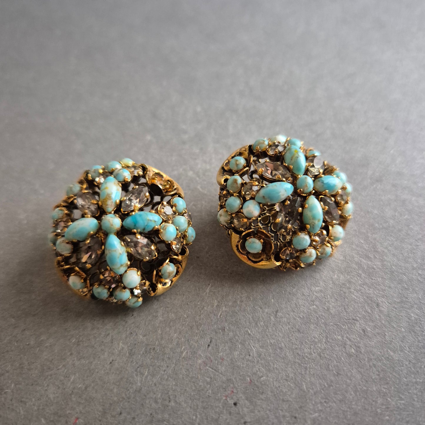 Florale Vintage-Clipohrringe mit Türkisglas – Opulenter Retro-Charme
