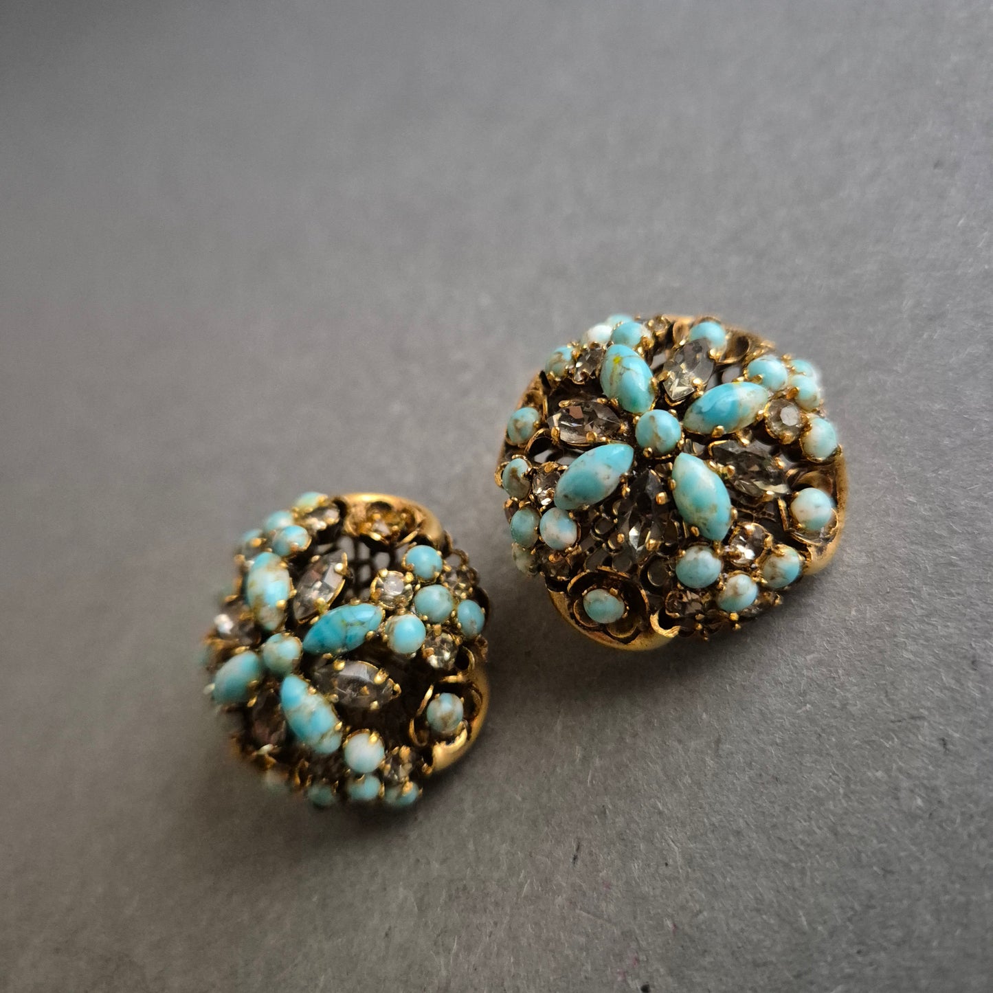Florale Vintage-Clipohrringe mit Türkisglas – Opulenter Retro-Charme