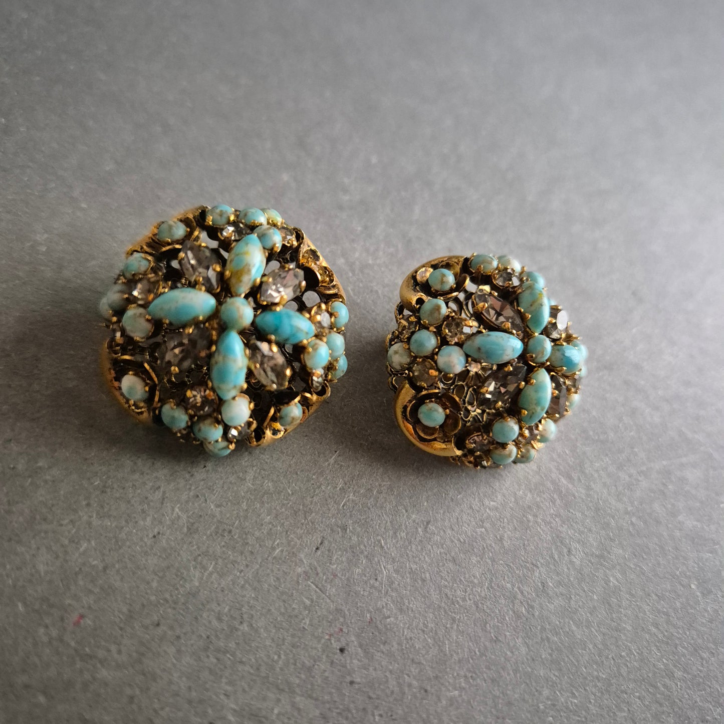 Florale Vintage-Clipohrringe mit Türkisglas – Opulenter Retro-Charme