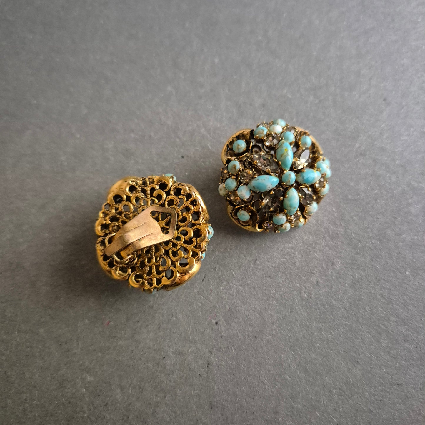 Florale Vintage-Clipohrringe mit Türkisglas – Opulenter Retro-Charme