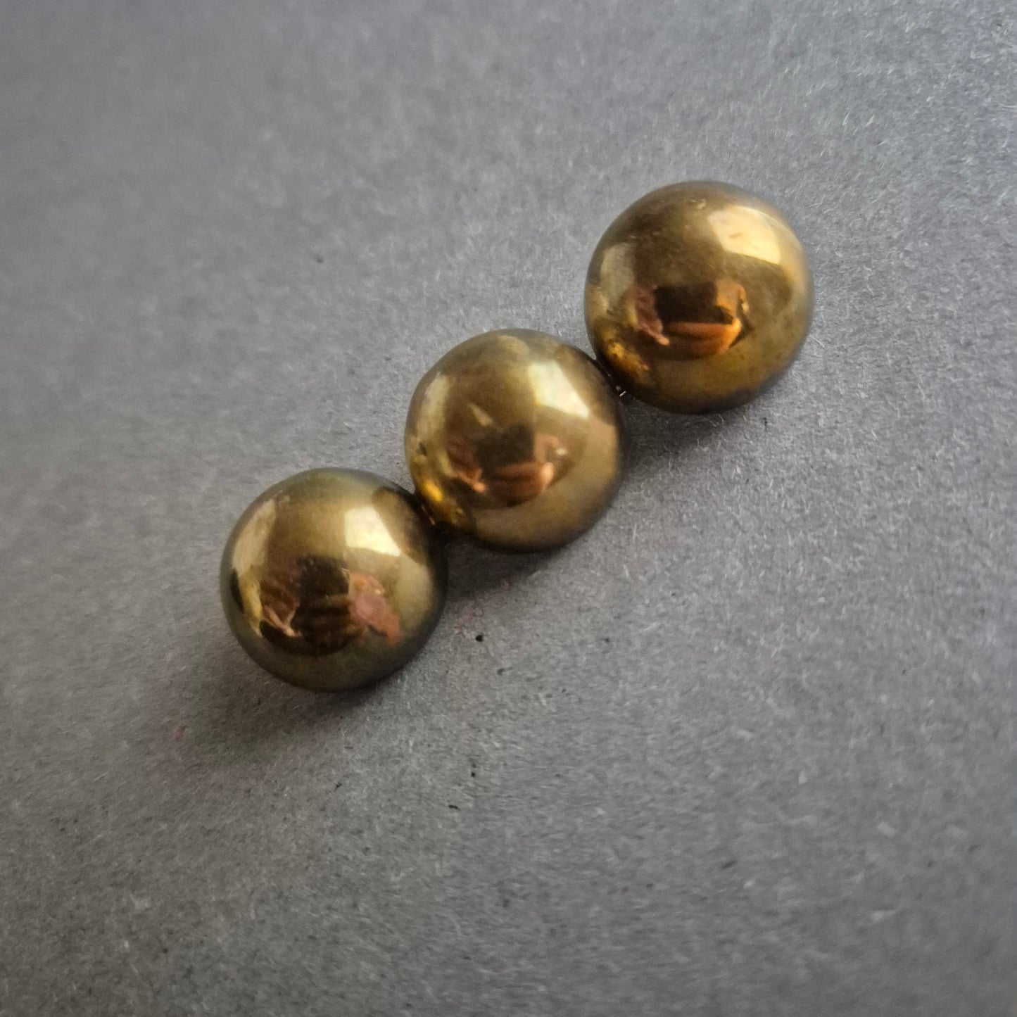 Vintage Messing-Brosche mit drei Kugeln – Schlicht & Skulptural