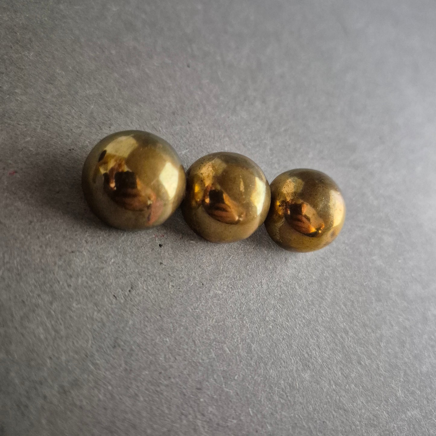 Vintage Messing-Brosche mit drei Kugeln – Schlicht & Skulptural