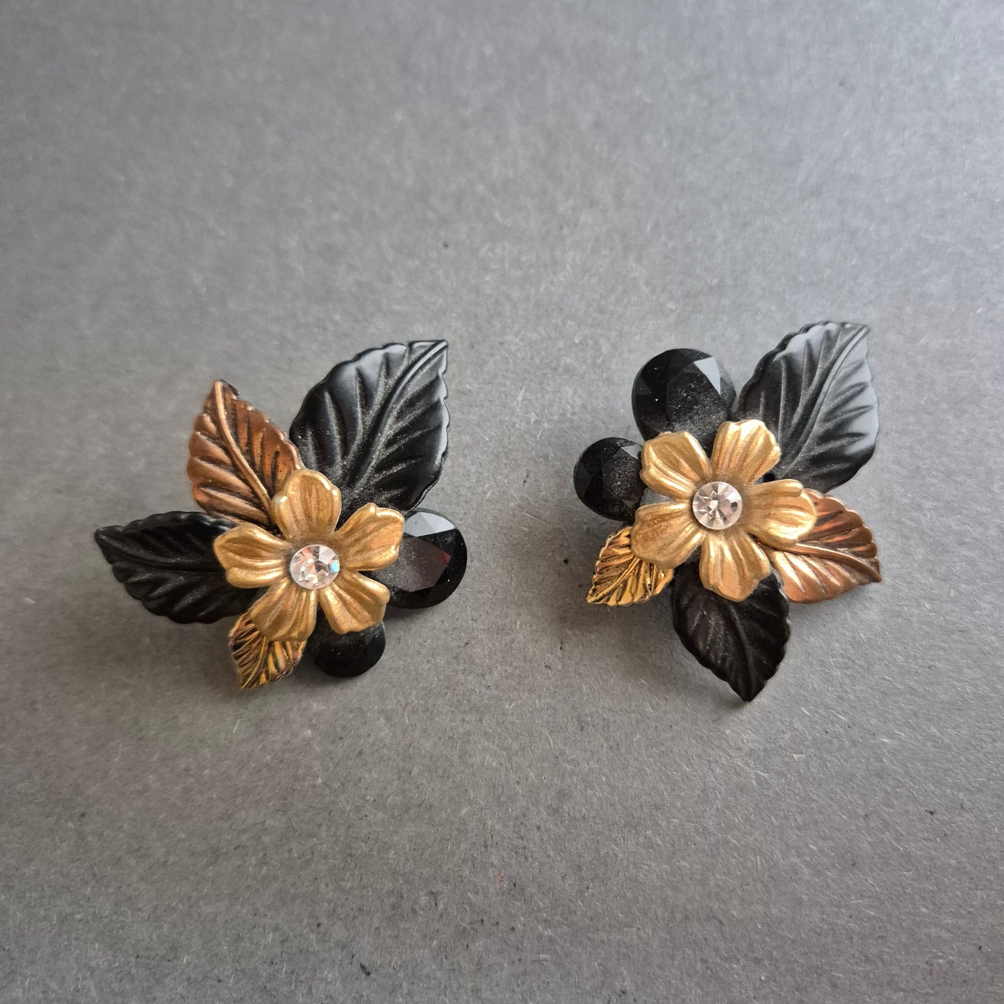 Vintage Clip-Ohrringe mit floralen Motiven – Schwarz-Goldener Retro-Charme