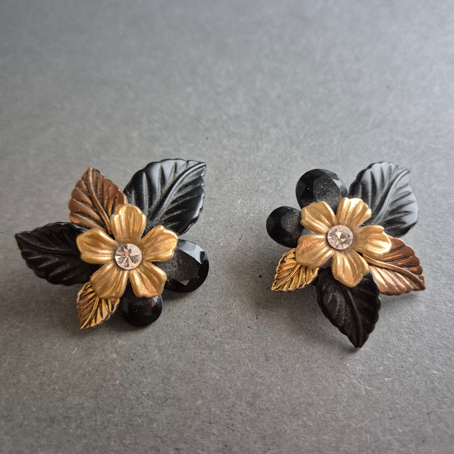 Vintage Clip-Ohrringe mit floralen Motiven – Schwarz-Goldener Retro-Charme