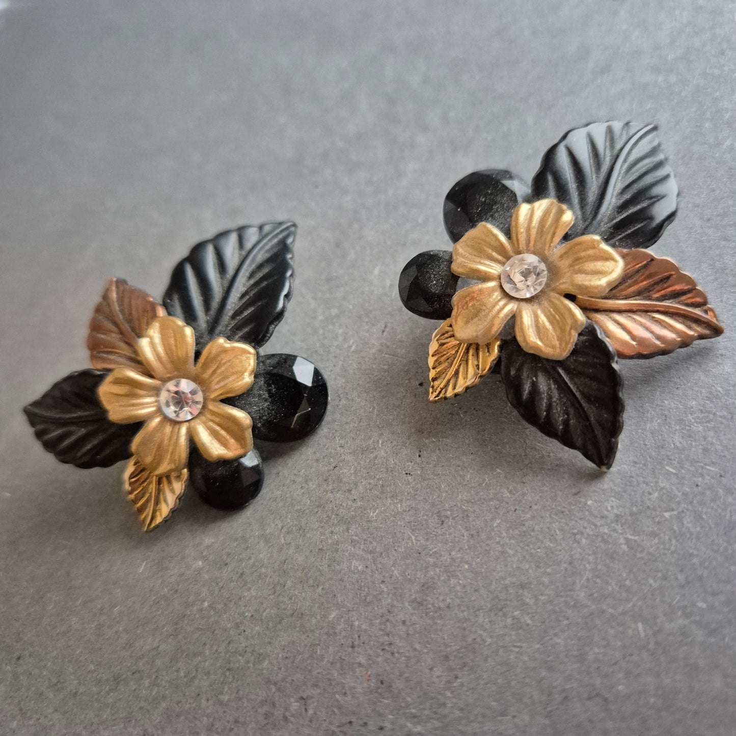 Vintage Clip-Ohrringe mit floralen Motiven – Schwarz-Goldener Retro-Charme