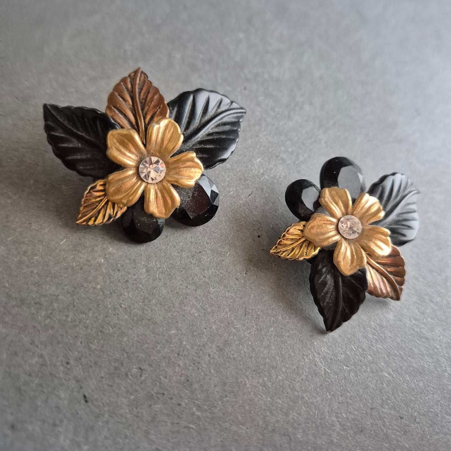Vintage Clip-Ohrringe mit floralen Motiven – Schwarz-Goldener Retro-Charme