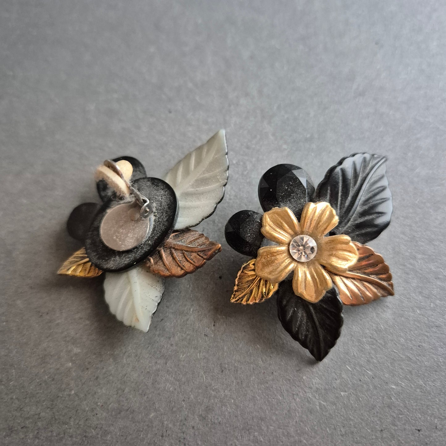 Vintage Clip-Ohrringe mit floralen Motiven – Schwarz-Goldener Retro-Charme