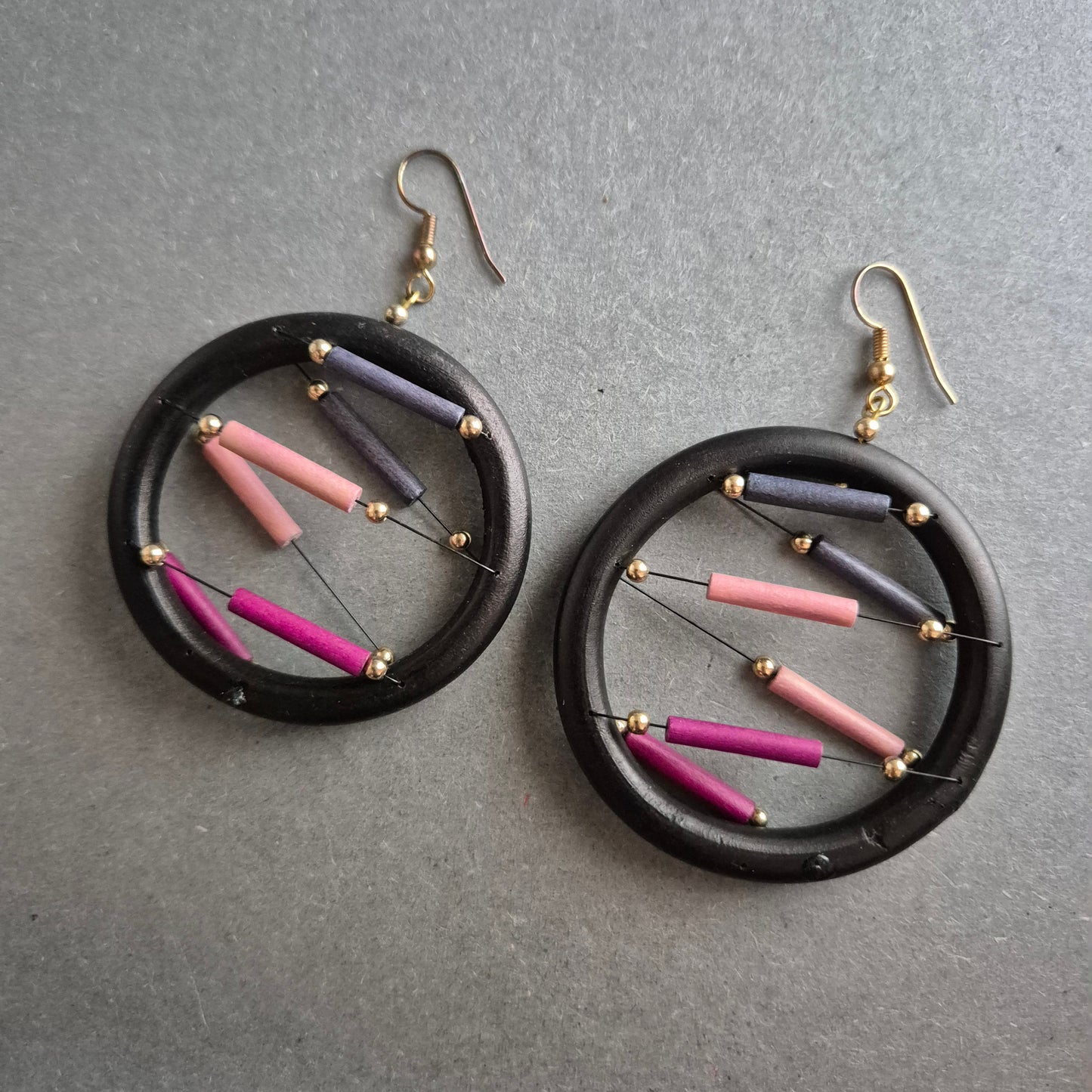 Statement-Ohrringe im Boho-Stil – Bunte Hängeohrringe mit Holzring