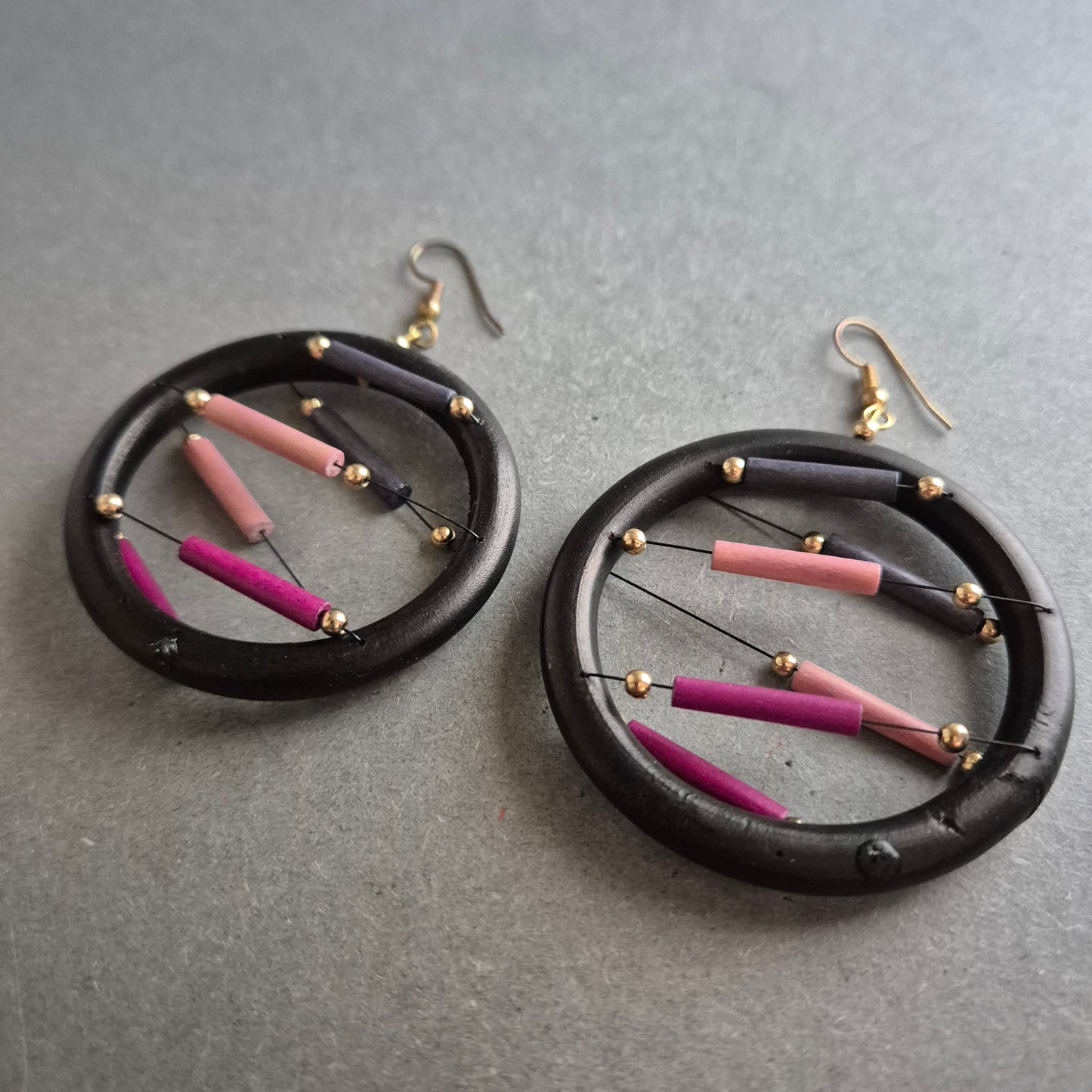 Statement-Ohrringe im Boho-Stil – Bunte Hängeohrringe mit Holzring