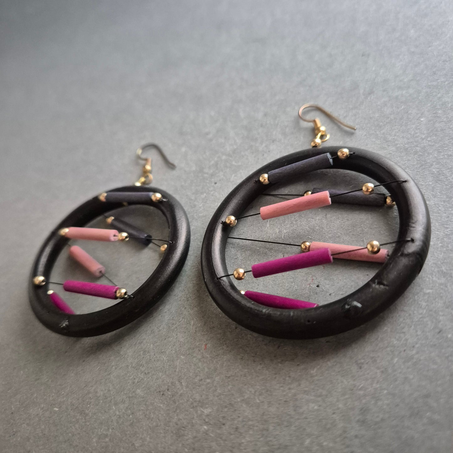 Statement-Ohrringe im Boho-Stil – Bunte Hängeohrringe mit Holzring