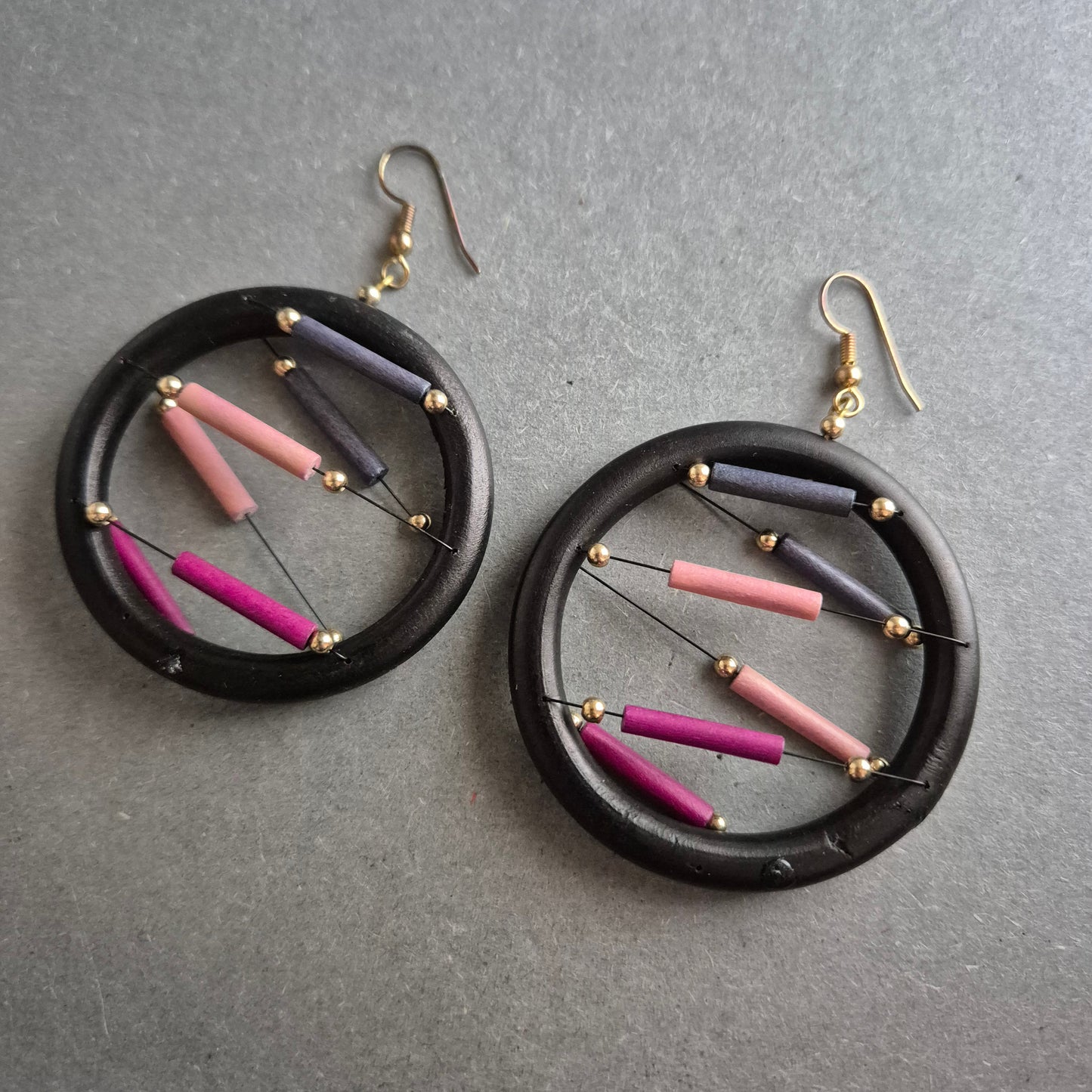 Statement-Ohrringe im Boho-Stil – Bunte Hängeohrringe mit Holzring