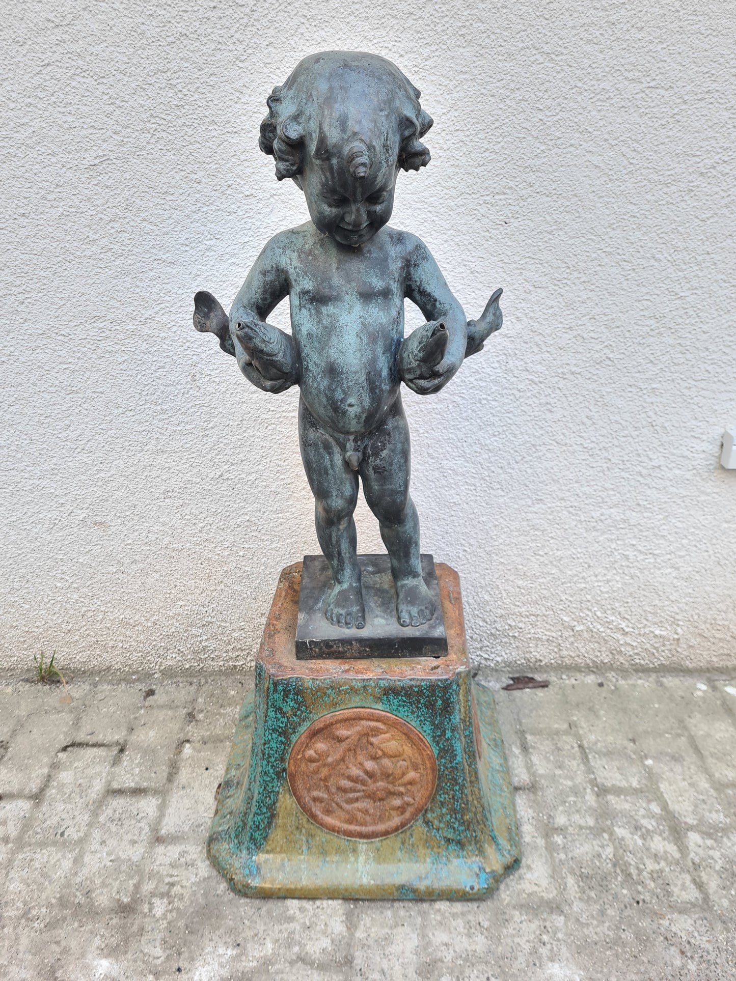 Brunnenskulptur mit Fische tragendem Knaben Massiv 75cm um 1900 100kg