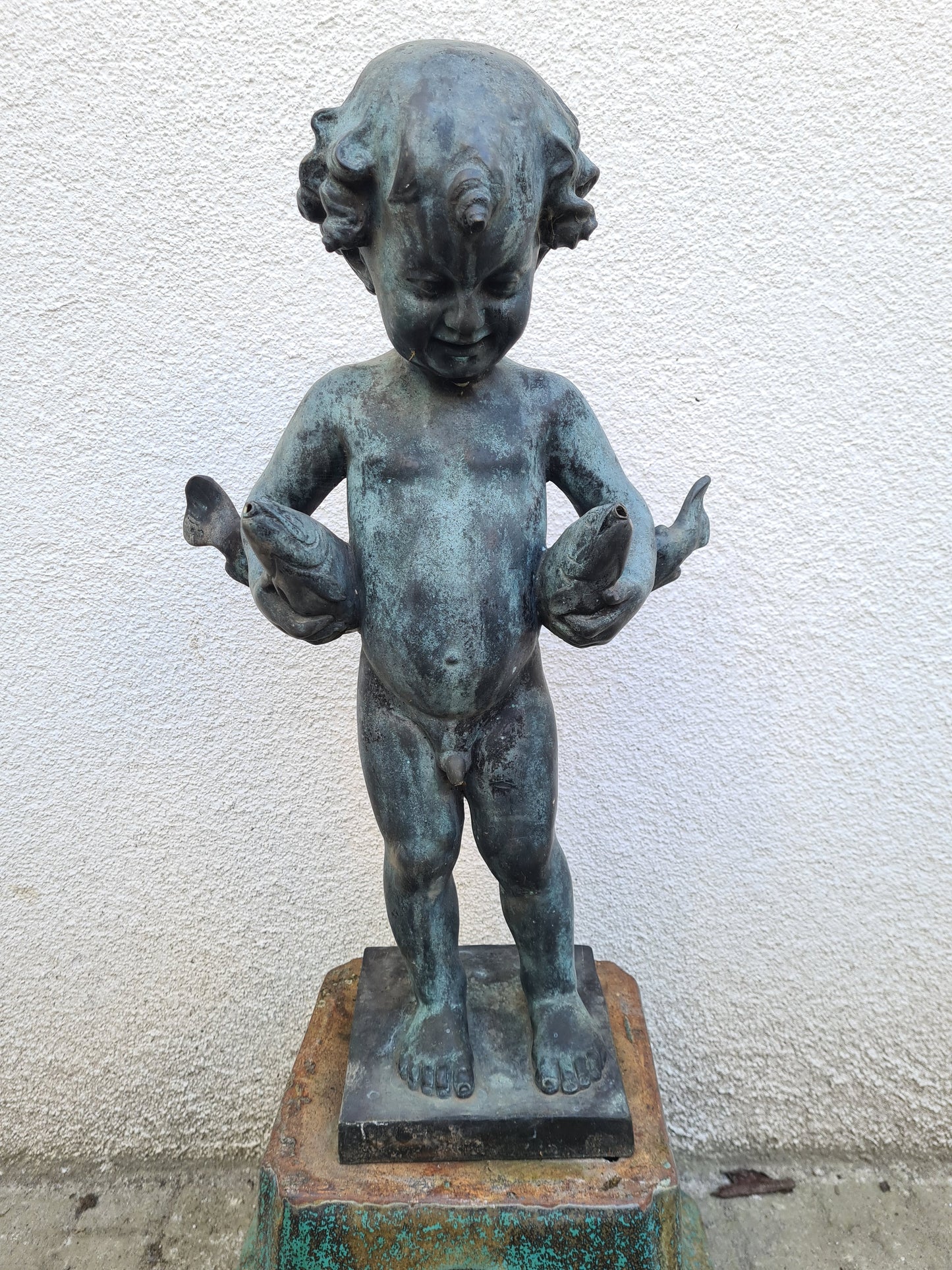 Brunnenskulptur mit Fische tragendem Knaben Massiv 75cm um 1900 100kg