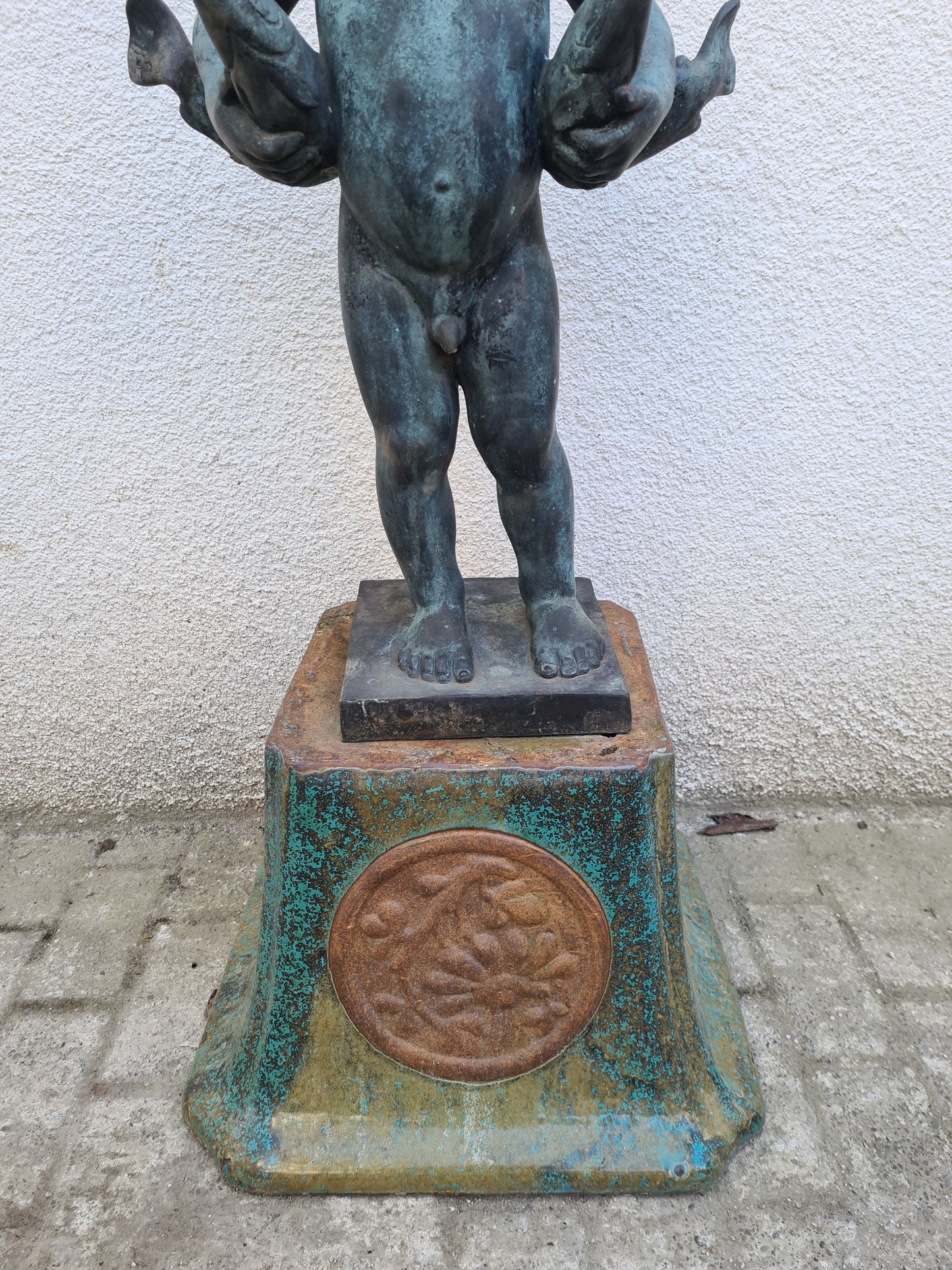 Brunnenskulptur mit Fische tragendem Knaben Massiv 75cm um 1900 100kg