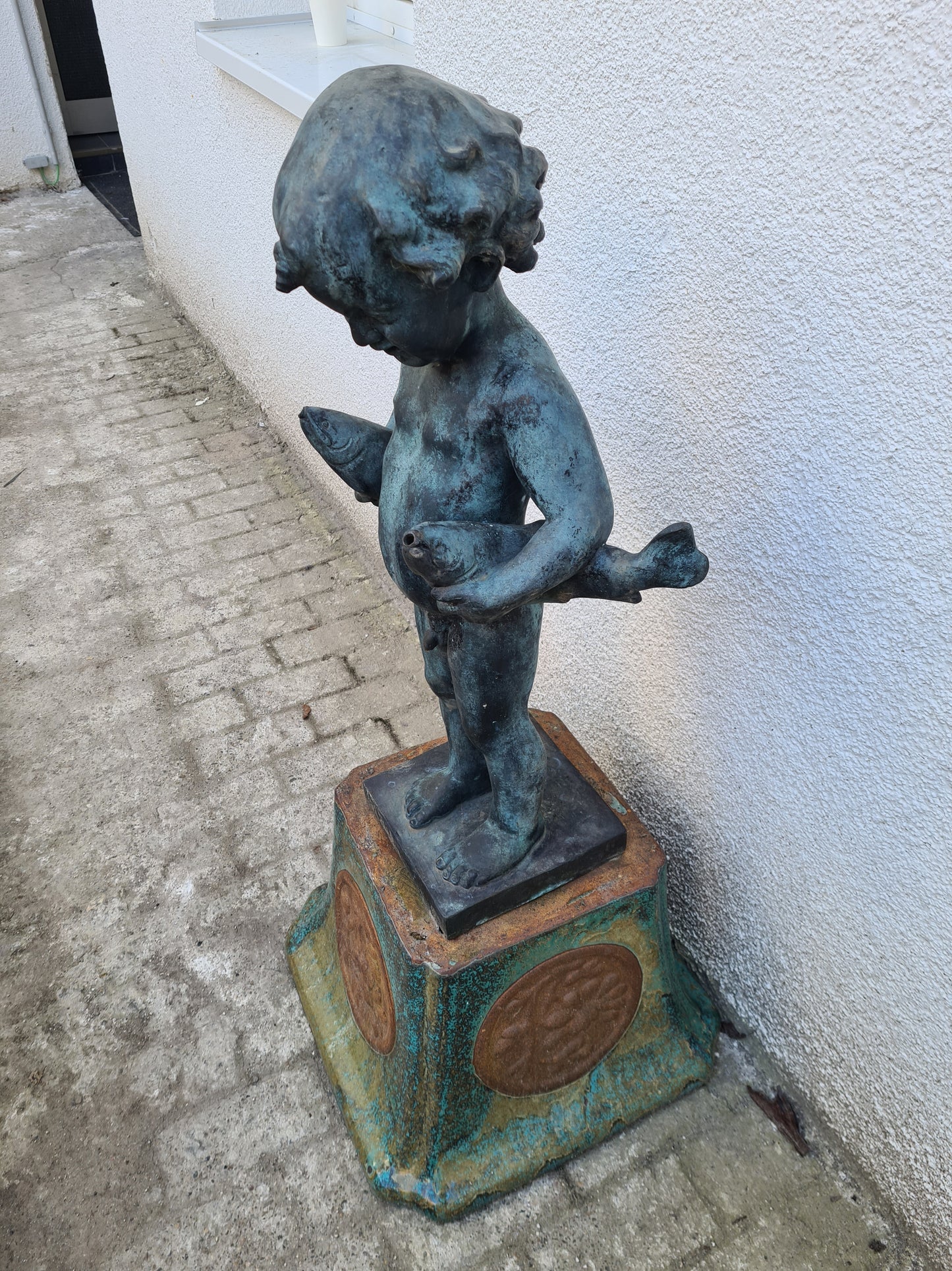 Brunnenskulptur mit Fische tragendem Knaben Massiv 75cm um 1900 100kg