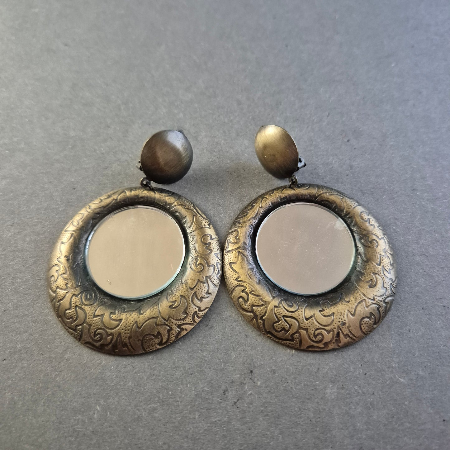 Vintage Statement-Ohrringe mit Spiegel und Gravur – Clipverschluss