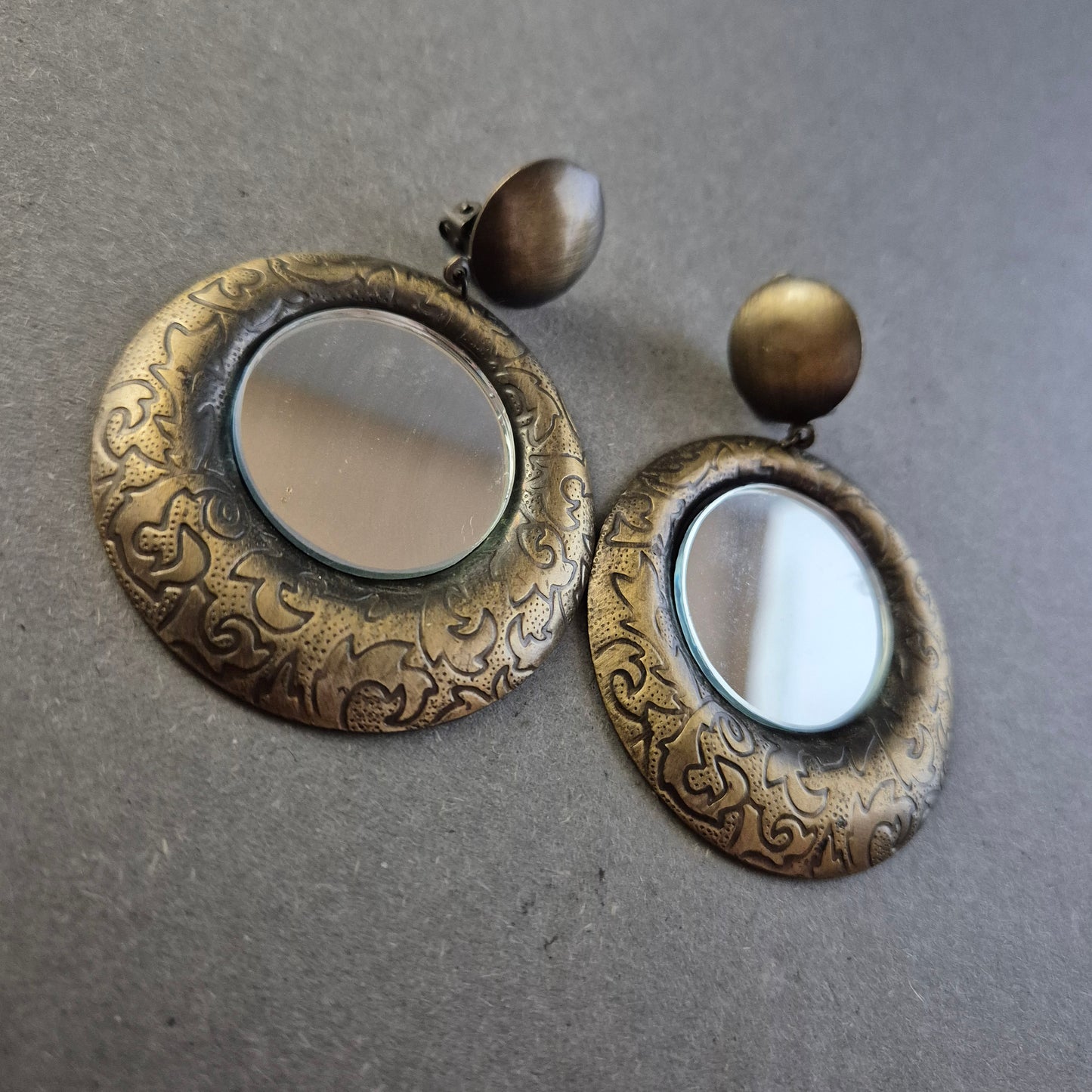 Vintage Statement-Ohrringe mit Spiegel und Gravur – Clipverschluss