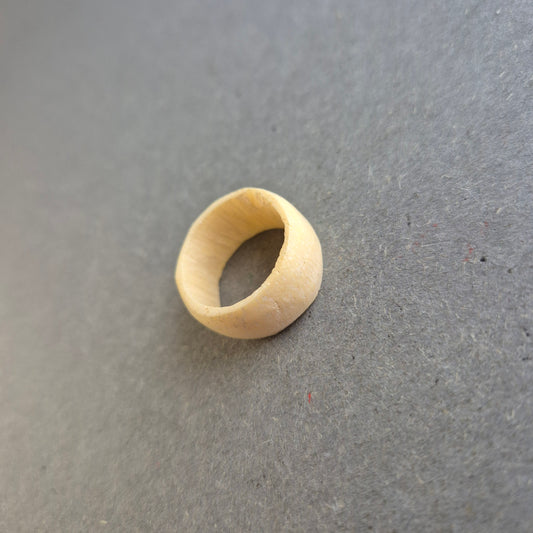Naturbelassener Ring aus Knochen – Handgefertigter Tribal-Stil