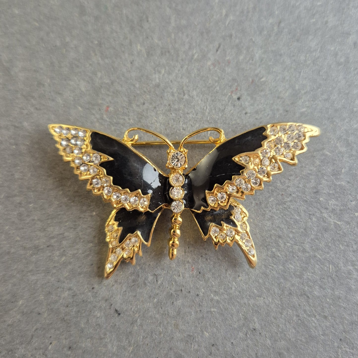 Elegante Vintage Schmetterlingsbrosche mit Strass und Goldakzenten