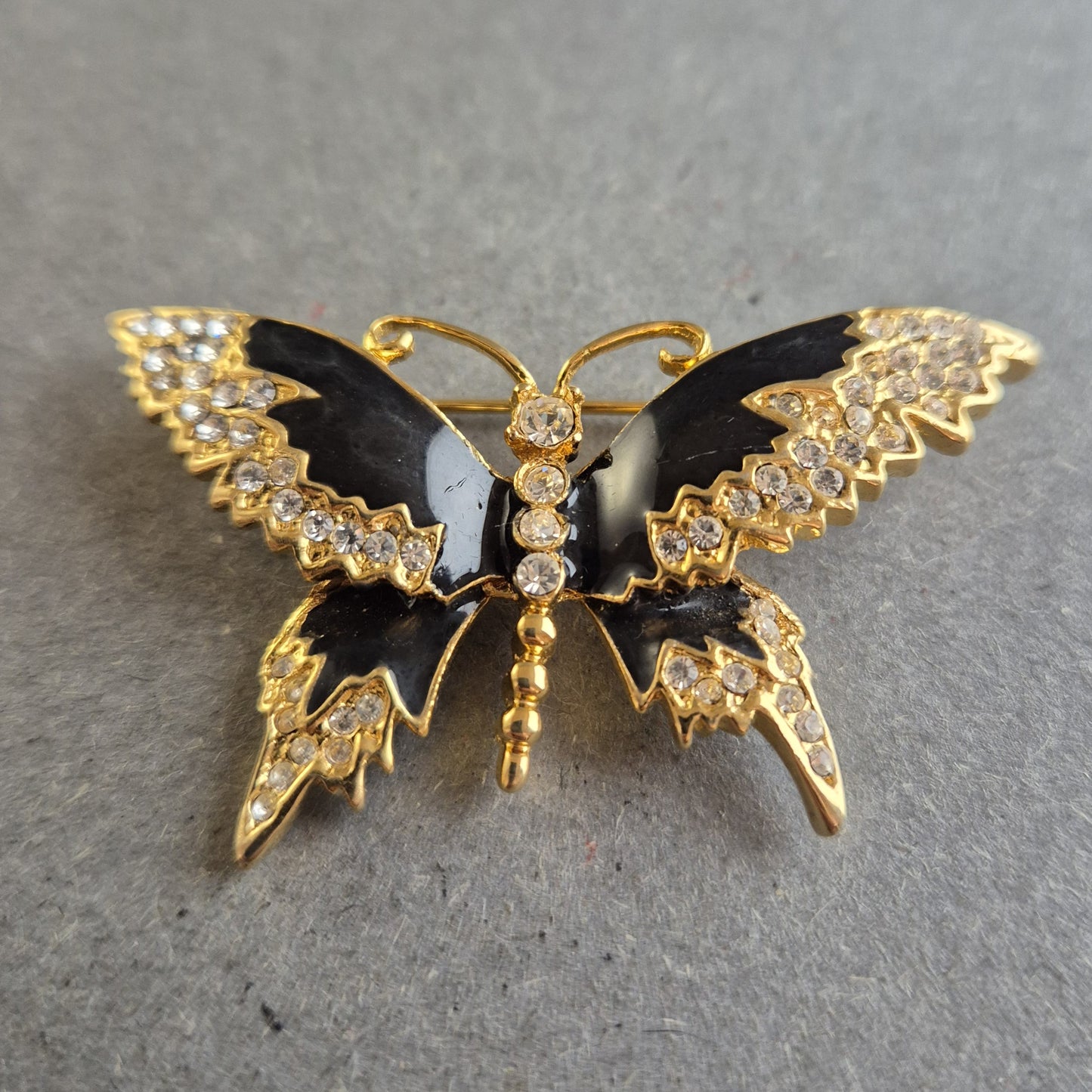 Elegante Vintage Schmetterlingsbrosche mit Strass und Goldakzenten