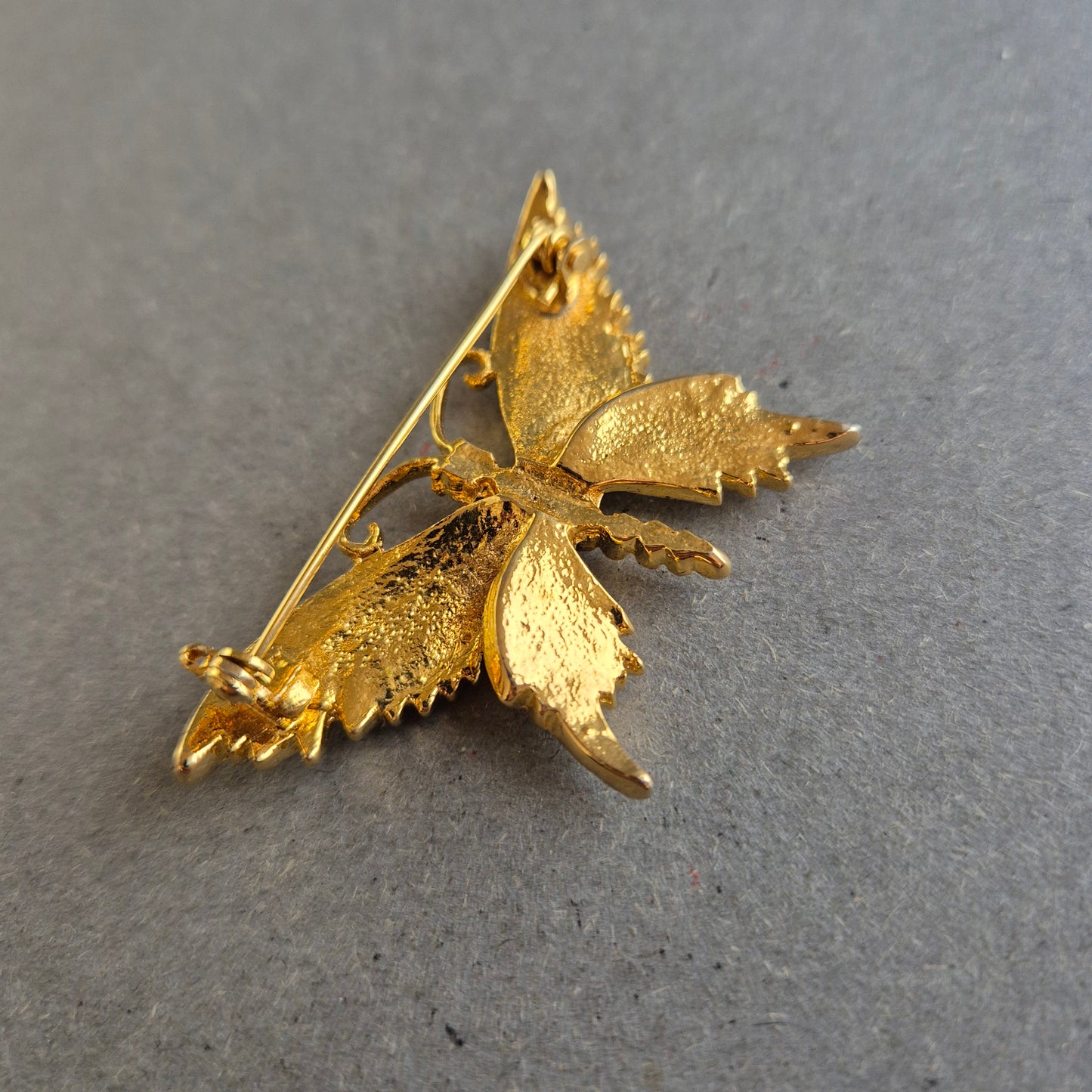 Elegante Vintage Schmetterlingsbrosche mit Strass und Goldakzenten