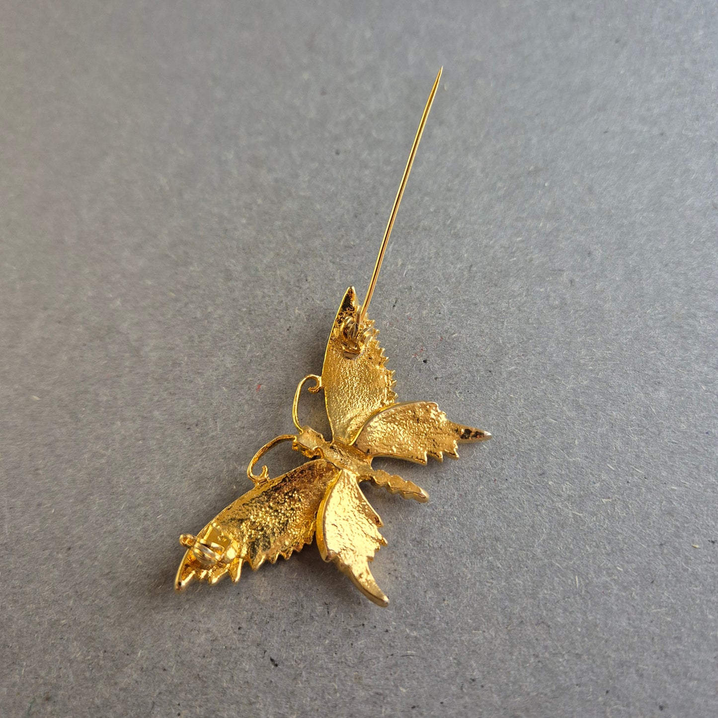 Elegante Vintage Schmetterlingsbrosche mit Strass und Goldakzenten