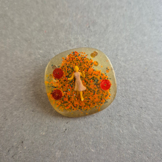 Vintage Brosche mit Miniaturfigur in Harz – Handgemachtes Unikat