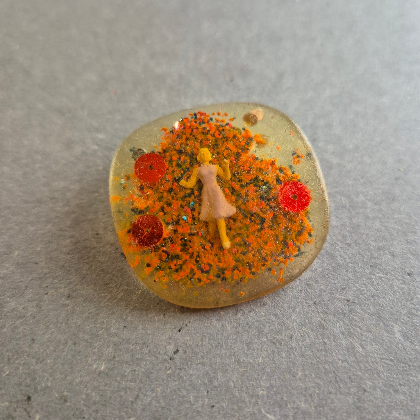 Vintage Brosche mit Miniaturfigur in Harz – Handgemachtes Unikat