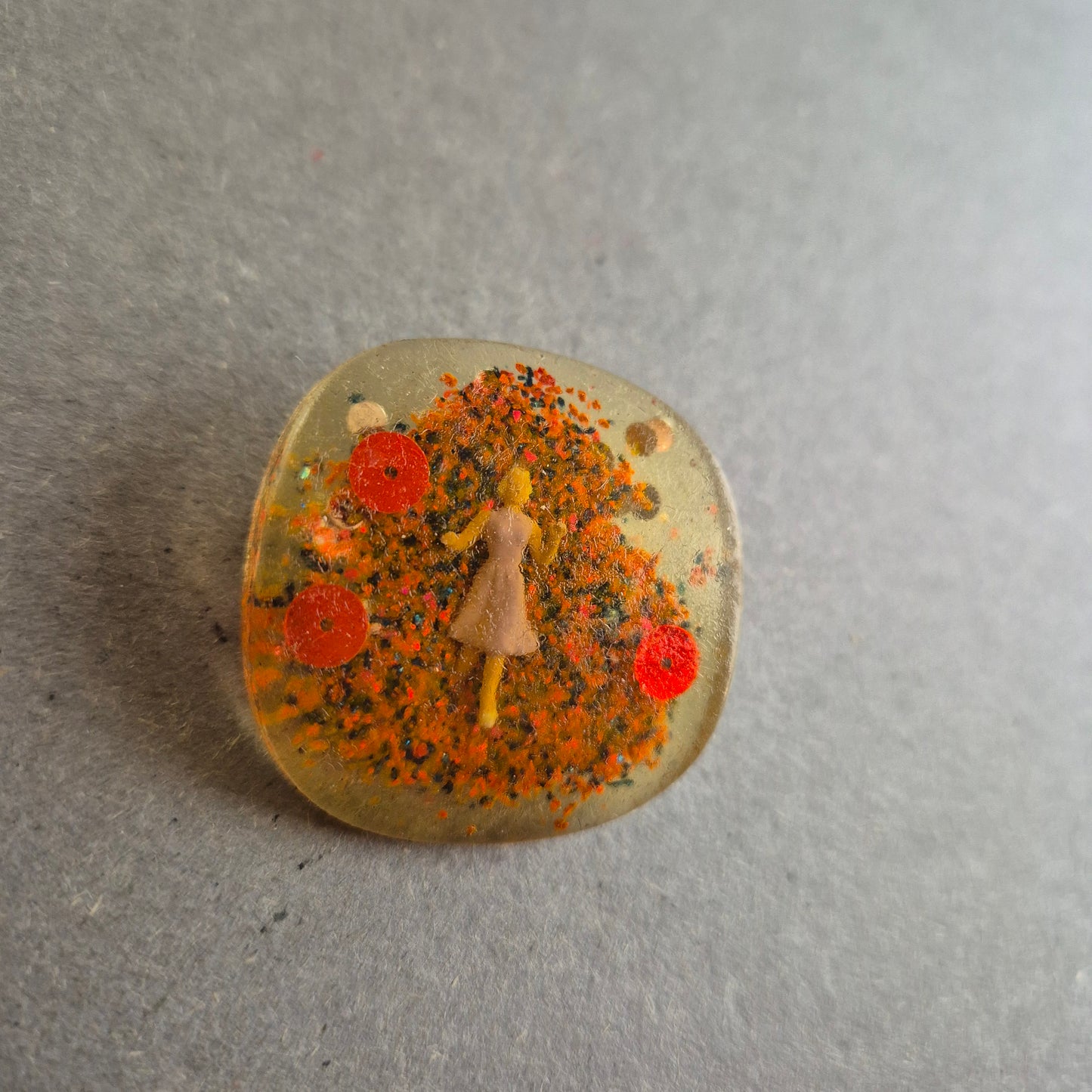 Vintage Brosche mit Miniaturfigur in Harz – Handgemachtes Unikat