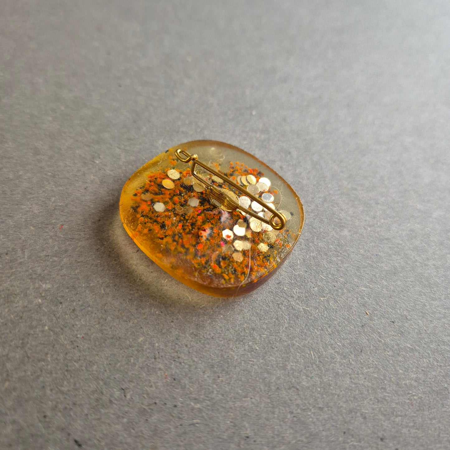 Vintage Brosche mit Miniaturfigur in Harz – Handgemachtes Unikat