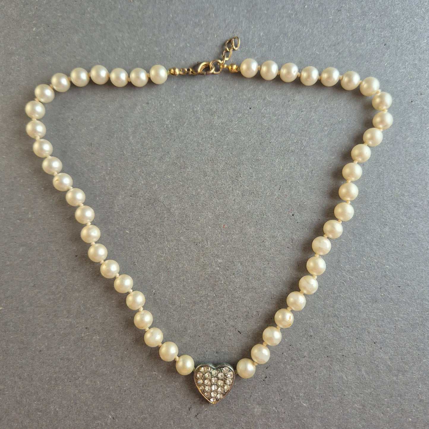 Romantische Perlenkette mit Herzanhänger – Vintage-inspirierter Look