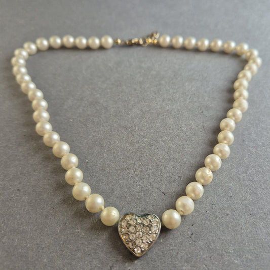 Romantische Perlenkette mit Herzanhänger – Vintage-inspirierter Look