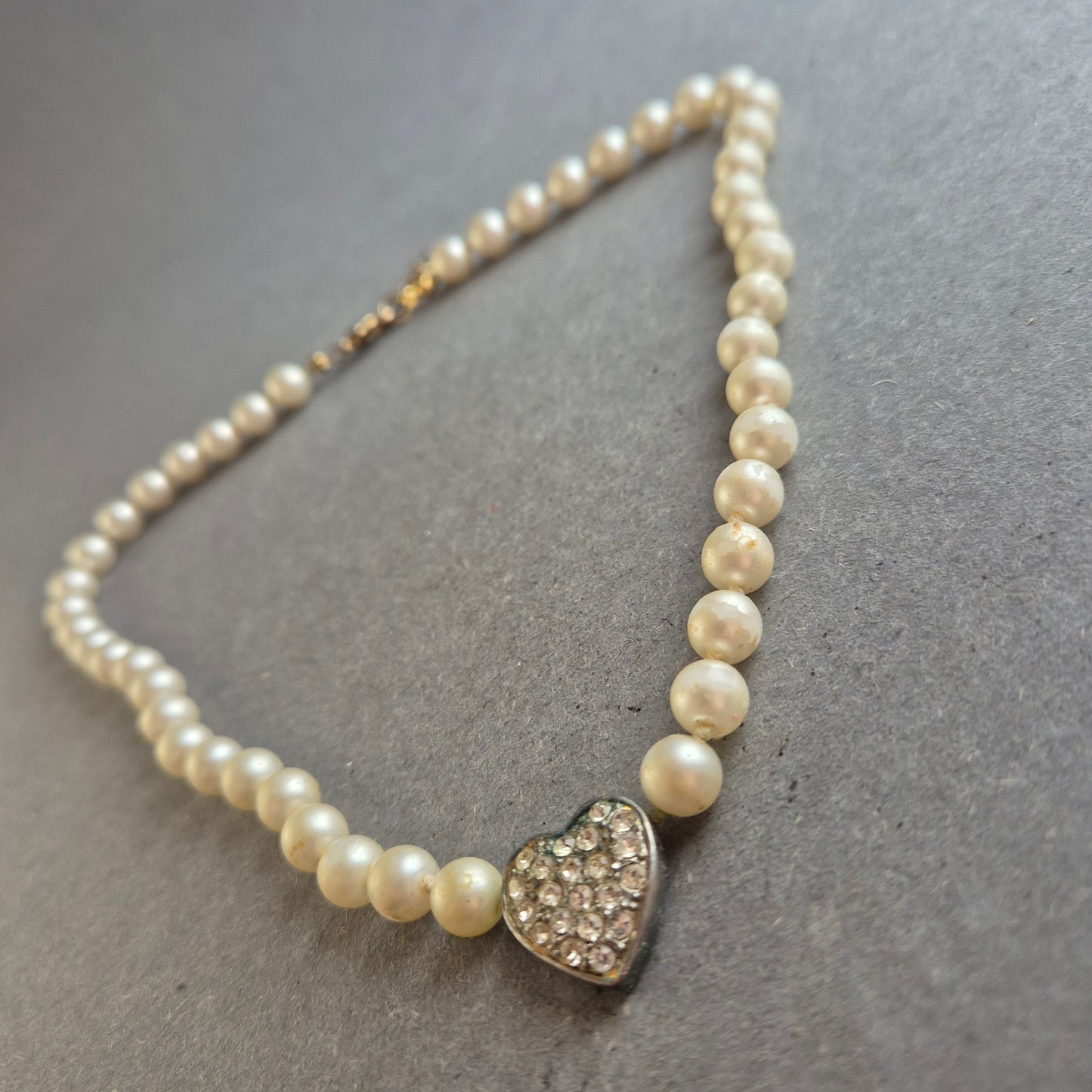 Romantische Perlenkette mit Herzanhänger – Vintage-inspirierter Look