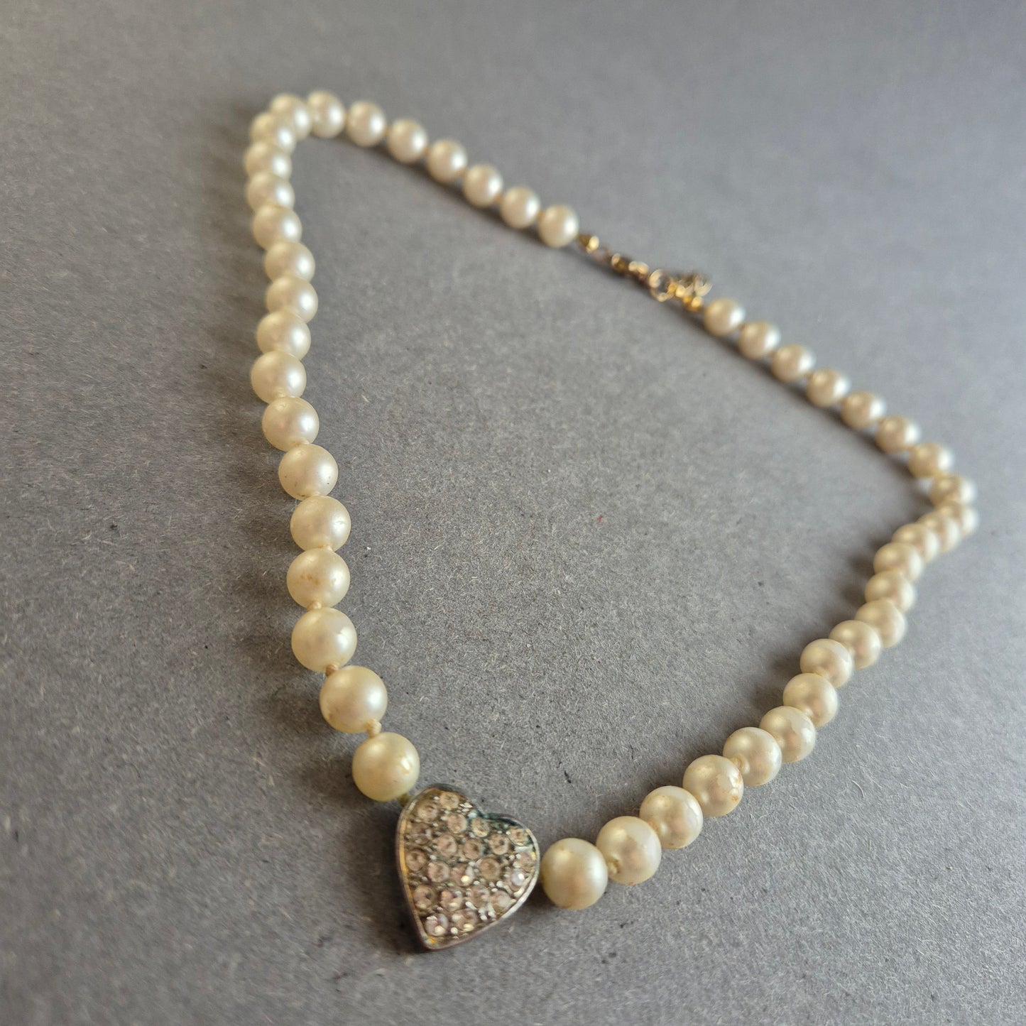 Romantische Perlenkette mit Herzanhänger – Vintage-inspirierter Look