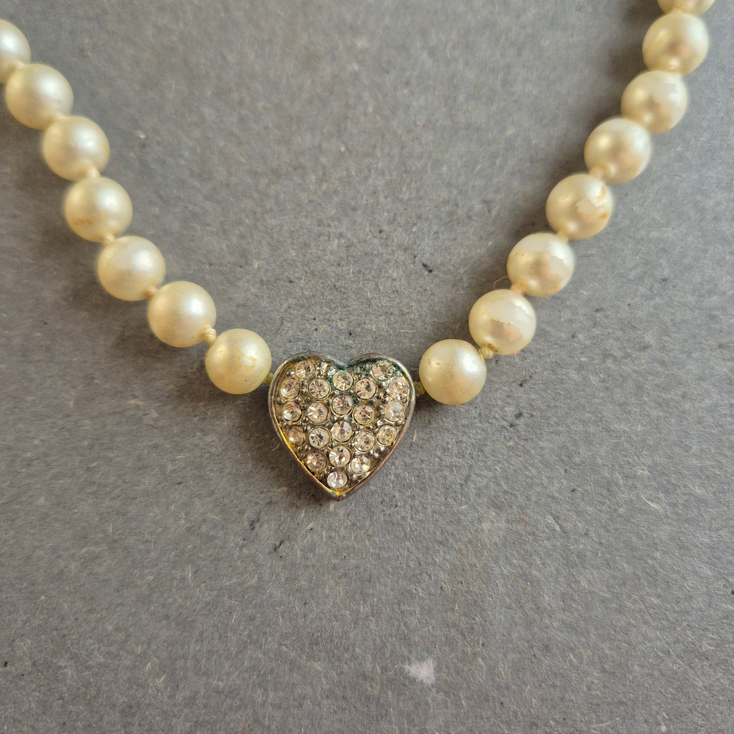 Romantische Perlenkette mit Herzanhänger – Vintage-inspirierter Look